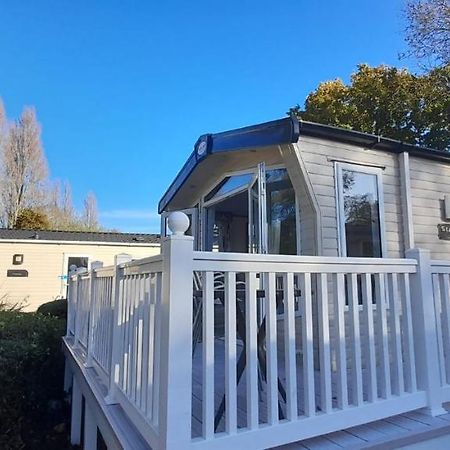 Villa Family Breaks At Rockley Park With Prosecco And A Box Of Chocolates On Arrival Poole Exterior foto