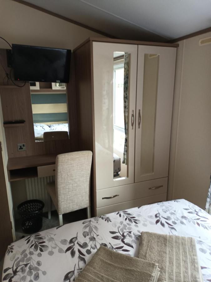 Villa Family Breaks At Rockley Park With Prosecco And A Box Of Chocolates On Arrival Poole Exterior foto