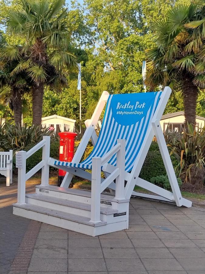 Villa Family Breaks At Rockley Park With Prosecco And A Box Of Chocolates On Arrival Poole Exterior foto