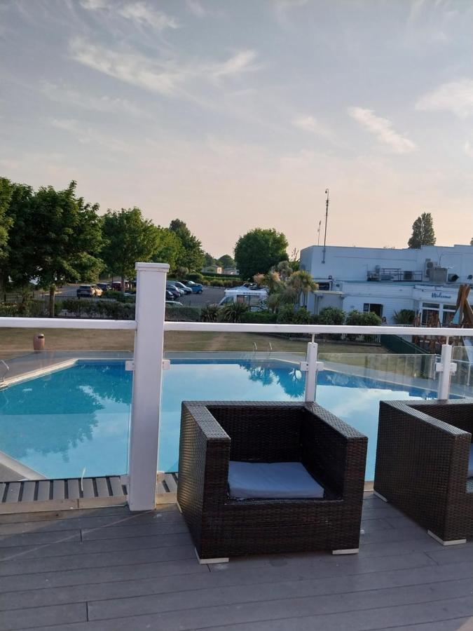 Villa Family Breaks At Rockley Park With Prosecco And A Box Of Chocolates On Arrival Poole Exterior foto